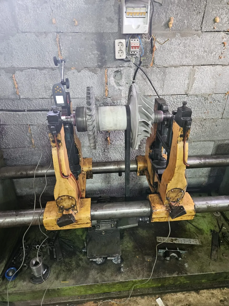 Gemoderniseerde balanceerstandaard met Balanset-1A OEM in gebruik op een rotor.