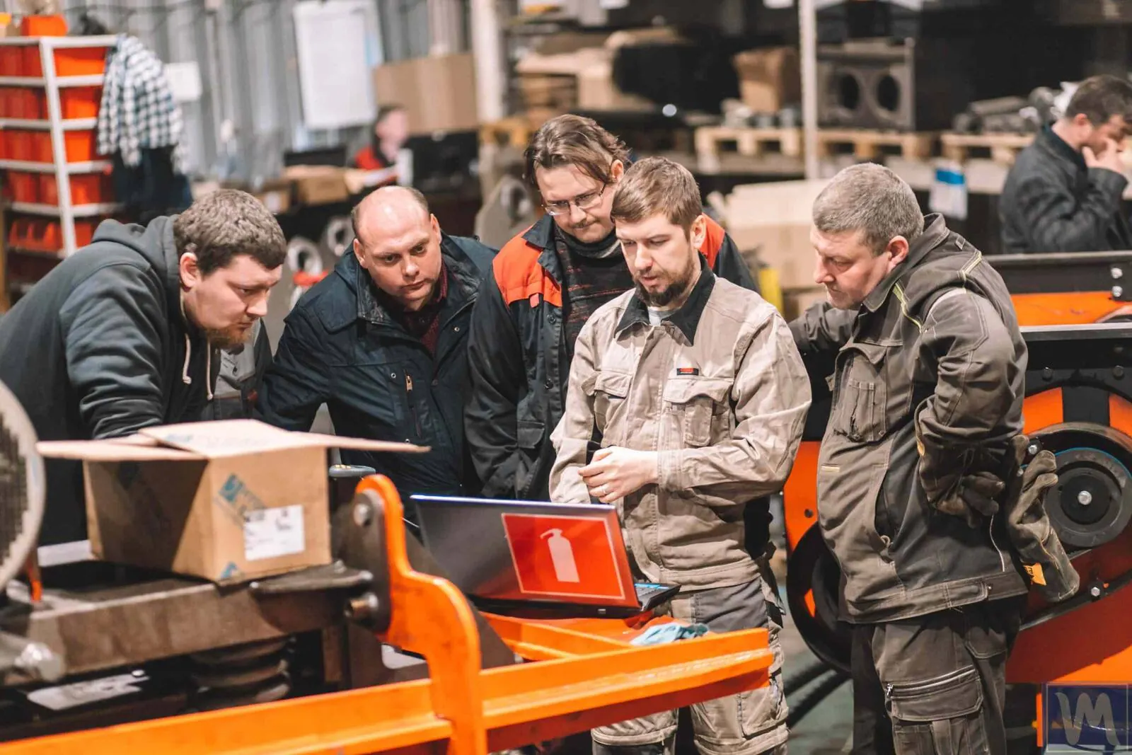 Een ingenieur die een klant instrueert in het gebruik van het Balanset-1A-balanceerapparaat.