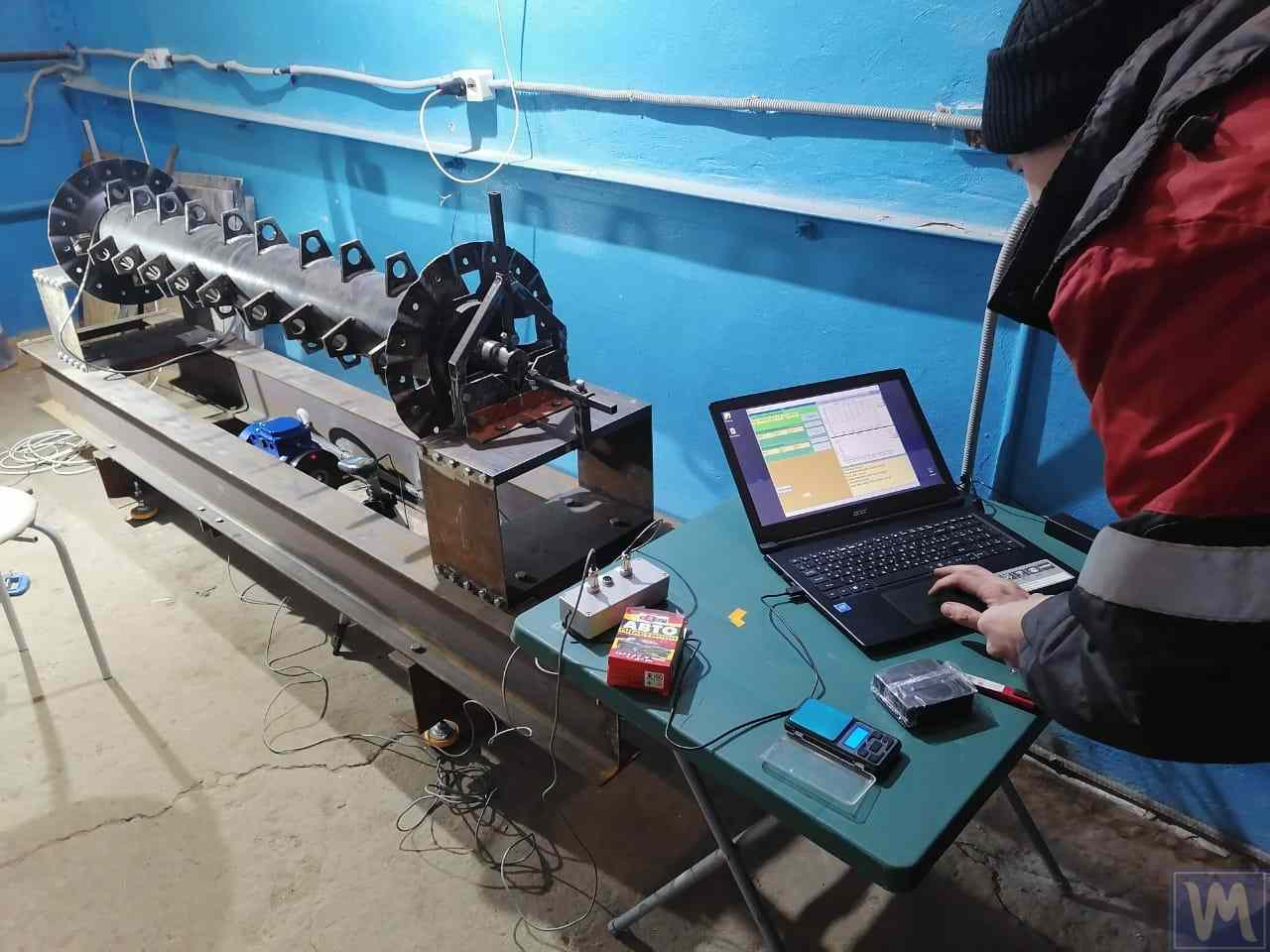 Een verouderde balanceermachine die wordt geüpgraded met het moderne Balanset-1A OEM meetsysteem.