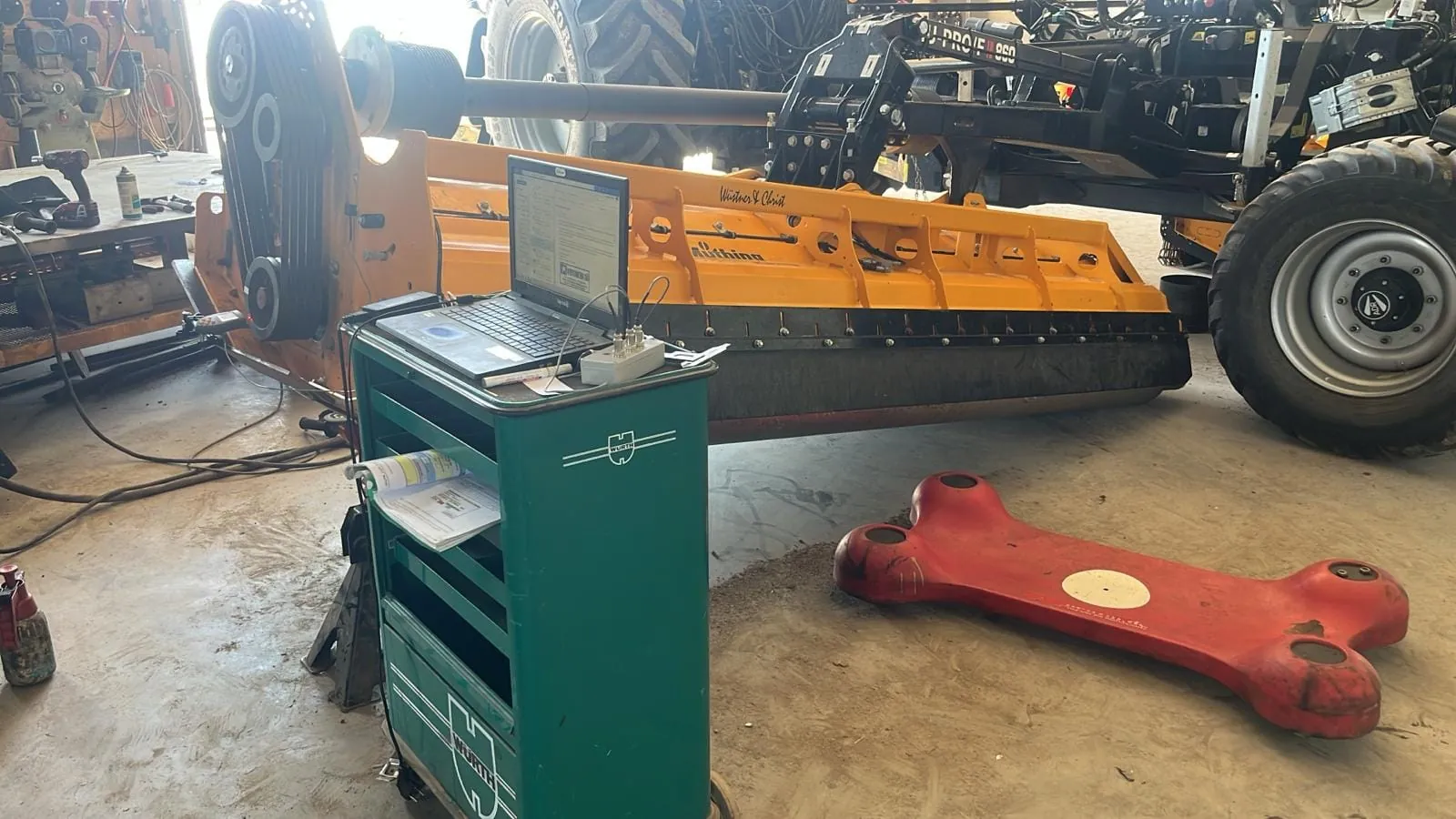 Balanceren op locatie van een klepelmaaier-rotor om stilstand in de landbouw te voorkomen.